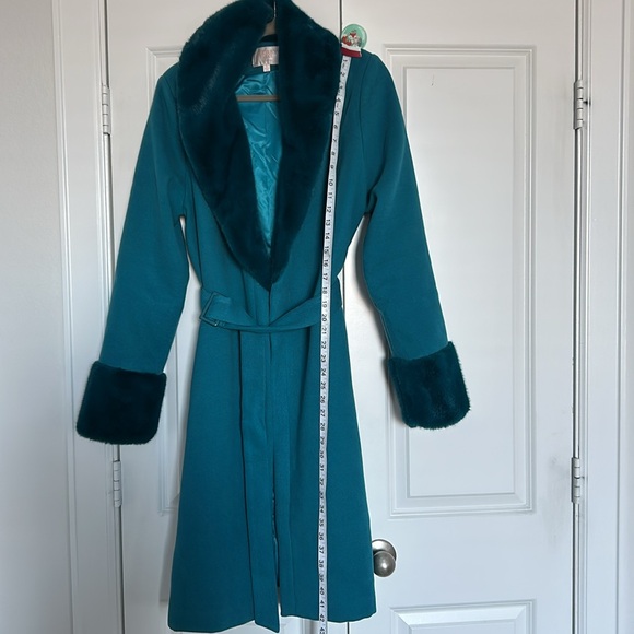 Beautiful long winter coat with fur collar & cuffs - Picture 4 of 10